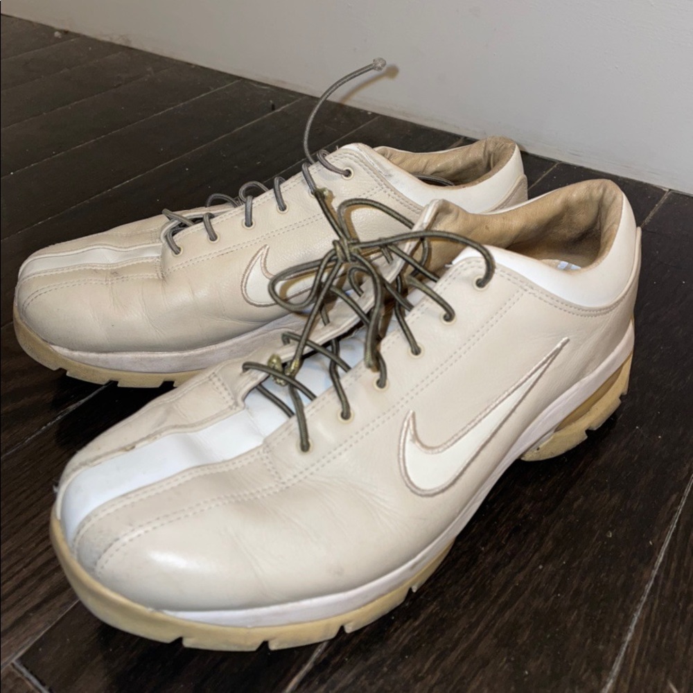 VINTAGE NIKE TENNIS SHOES